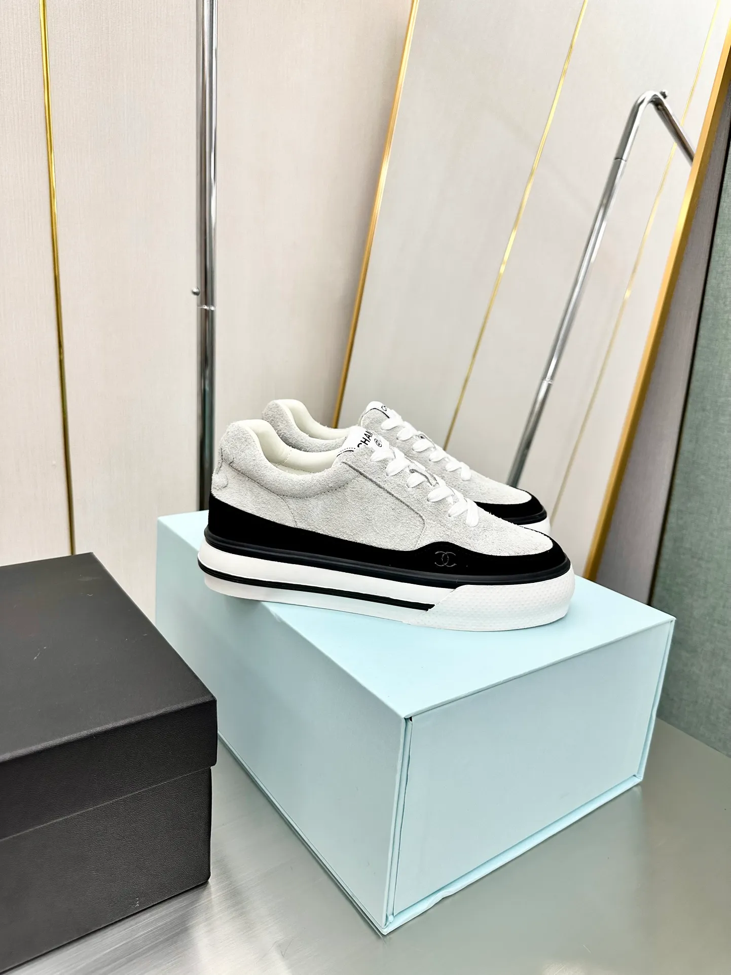 👟👟Ex-factory price 480👟👟 Set version Chanel Chanel 👟👟Ex-factory price 46C Latest hot style Rhinestone Panda Black and White Sports Shoes Casual Sneakers Xiaoxiang Hot item at the end of the year Classic Black and White Panda Color Diamond Fresh Color Blocking Coco girls must buy, super beautiful, sparkling Bling Bling at all kinds of parties Comparable to the collection, [Swarovski diamonds] are long-lasting bright, dazzling, and crystal clear. Fabric: Original customized cow suede, technical cloth. Lining: Original silk cowhide lining. Outsole: Original molded rubber + T batch👟👟Ex-factory price U combination. Original full set of packaging Size: Women's 35-40 (41 customized)